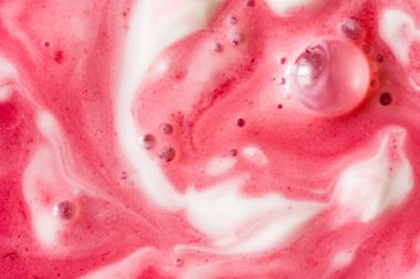 Süt tatlı ekşi krema ve vişne suyu