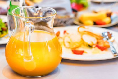 Portakal suyu sürahisi Restoran masada