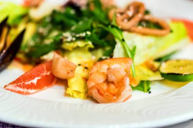 Deniz ürünleri salatası yakın plaka üzerinde