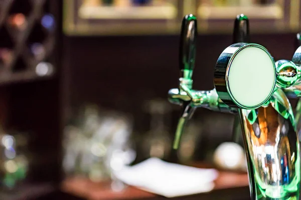 Хромированный кран для пива в современном баре — стоковое фото