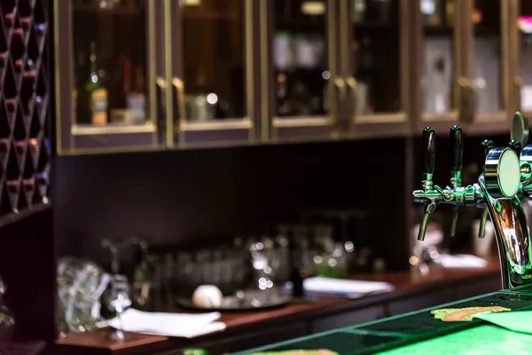 Хромированные краны пива в современном баре — стоковое фото