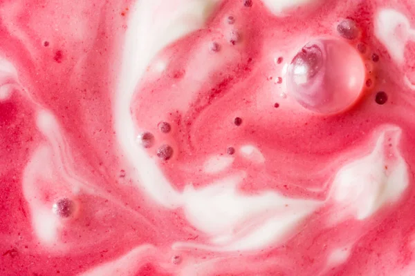 Süt tatlı ekşi krema ve vişne suyu