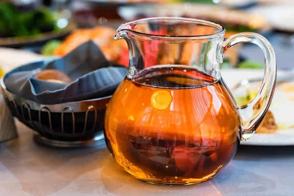 Elma suyu sürahisi Restoran tablo içinde