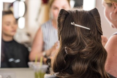 Arkadan görünüm makyöz gelin makyaj