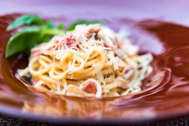 Etli ve peynirli İtalyan makarnası.