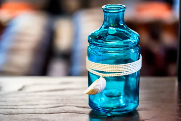 Botella decorativa pequeña sobre mesa cerrar — Foto de Stock