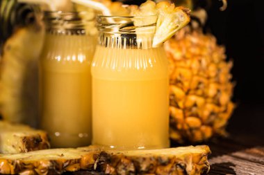 Ananas suyu ve dilim ahşap bir masa yerleştirilen