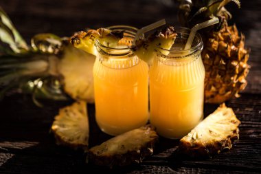 Ananas suyu ve dilim ahşap bir masa yerleştirilen