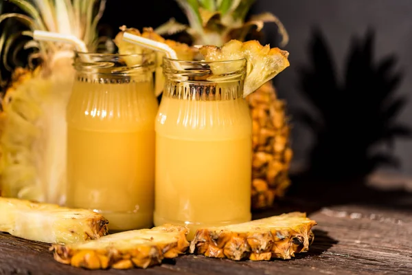 Ananas suyu ve dilim ahşap bir masa yerleştirilen