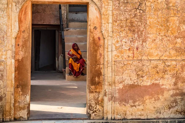 Jaipur, Hindistan - 5 Kasım 2017: Yerel kadın Amber Fort Jaipur, Hindistan