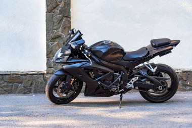 Modern sporbike sokakta park edilmiş