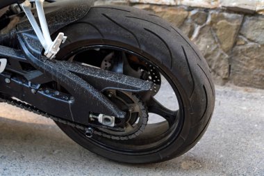 Modern sporbike yakın caddeye park