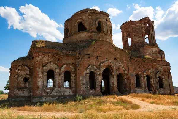 Hermosa catedral arruinada Orhtodox — Foto de Stock