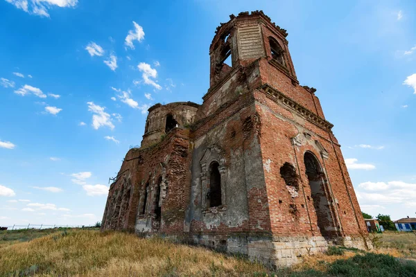 Hermosa catedral arruinada Orhtodox — Foto de Stock