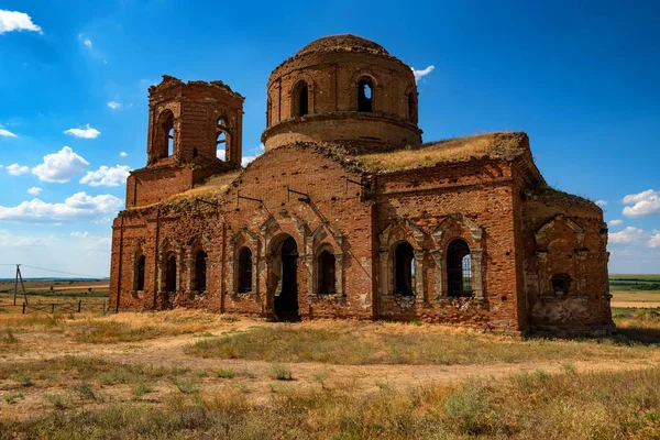 Hermosa catedral arruinada Orhtodox — Foto de Stock