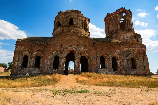 Hermosa catedral arruinada Orhtodox — Foto de Stock
