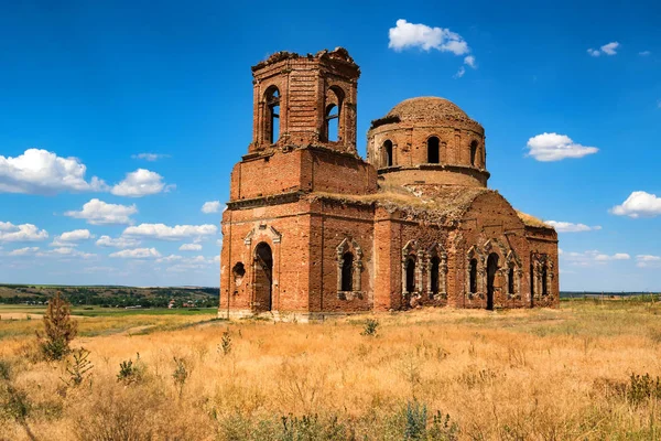 Hermosa catedral arruinada Orhtodox — Foto de Stock