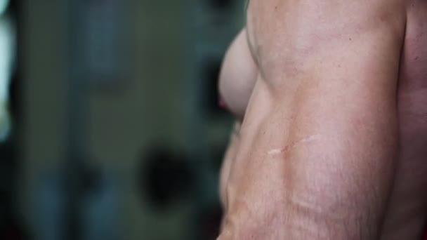 Close-up torso de atleta masculino no ginásio — Vídeo de Stock