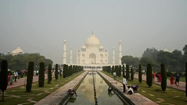 AGRA, INDIA - 8 DE NOVIEMBRE DE 2017: Taj Mahal vista panorámica en Agra, India . — Vídeos de Stock