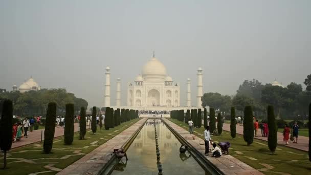 Agra, India - 8 November 2017: Taj Mahal schilderachtig uitzicht in Agra, India. — Stockvideo