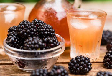 Taze böğürtlen ve likör ahşap tablo