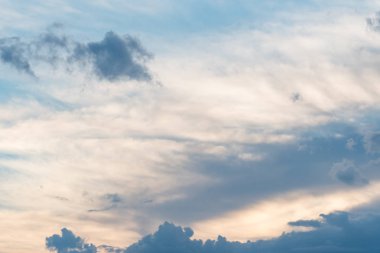 Beyaz bulutlu mavi gökyüzü