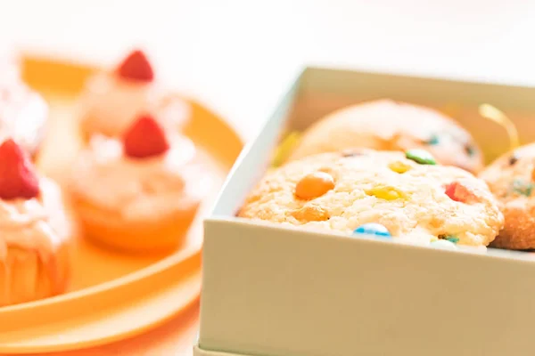 Cupcakes con crema batida y galletas vista superior — Foto de Stock