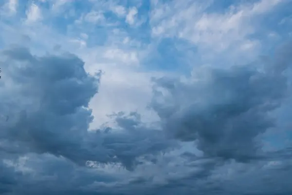 Cielo azul con fondo de nubes blancas — Foto de Stock