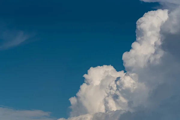 Cielo azul con fondo de nubes blancas — Foto de Stock