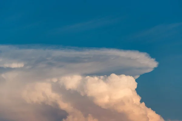 Cielo azul con fondo de nubes blancas — Foto de Stock