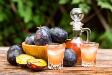 Erik brendi veya slivovitz taze olgun erik ile