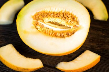 Ahşap arka plan, üstten görünüm kavun taze yarısı