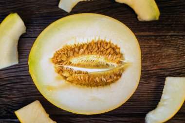 Ahşap arka plan, üstten görünüm kavun taze yarısı