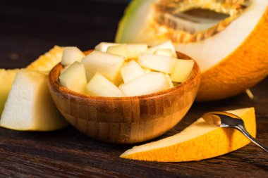 Bir ahşap kase kıyılmış kavun kapatın