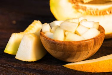 Bir ahşap kase kıyılmış kavun kapatın