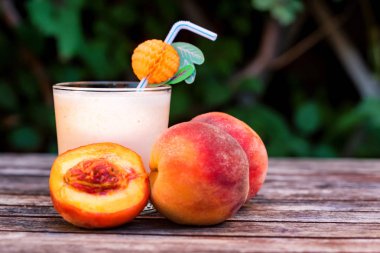 Şeftali yoğurt ve şeftali ahşap masa üzerinde cam