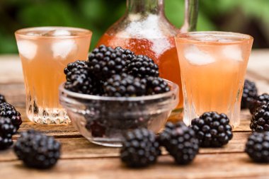 Taze böğürtlen ve likör ahşap tablo