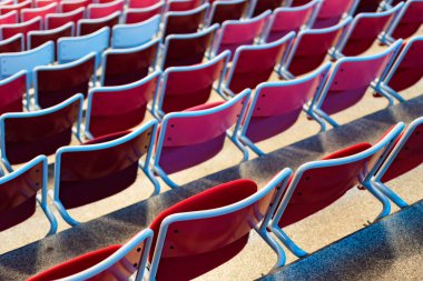 Boş kırmızı stadyum koltukları