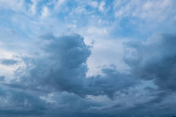 Блакитне небо з фоном білих хмар — стокове фото
