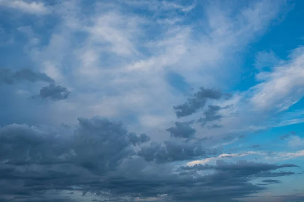 Cielo azul con fondo de nubes blancas — Foto de Stock