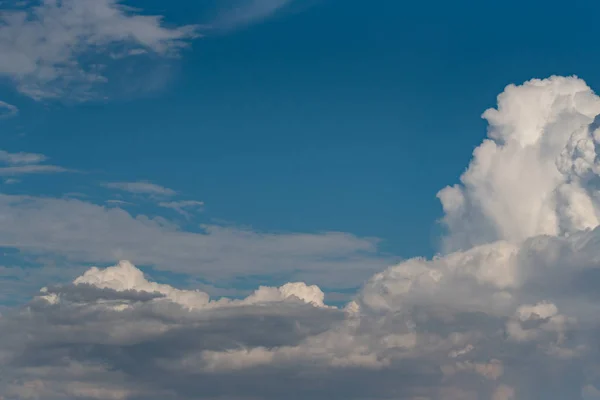 Cielo azul con fondo de nubes blancas — Foto de Stock