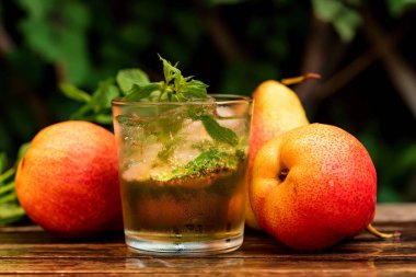 Olgun armut ve armut içki ahşap bir masa üzerinde