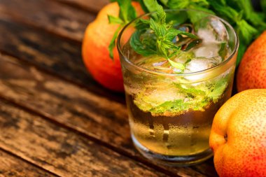 Olgun armut ve armut içki ahşap bir masa üzerinde