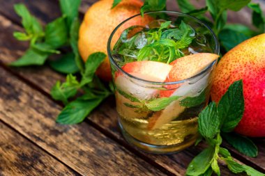 Olgun armut ve armut içki ahşap bir masa üzerinde