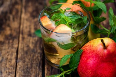 Olgun armut ve armut içki ahşap bir masa üzerinde