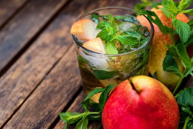 Olgun armut ve armut içki ahşap bir masa üzerinde