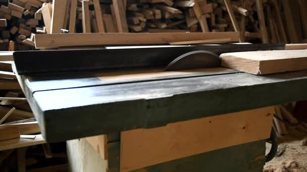 Закрыть электропилу в деревообрабатывающей мастерской — стоковое видео