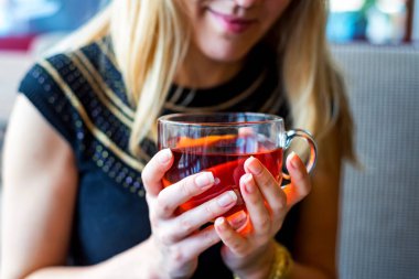 Sarışın genç kadın içecekler çay Cafe