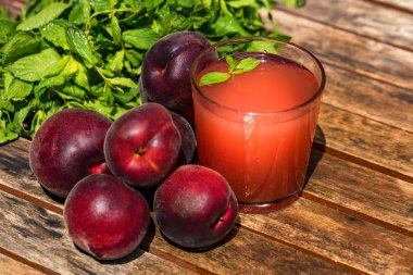 Erik yüzlü taze erik kapatın