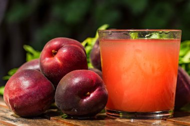 Erik yüzlü taze erik kapatın